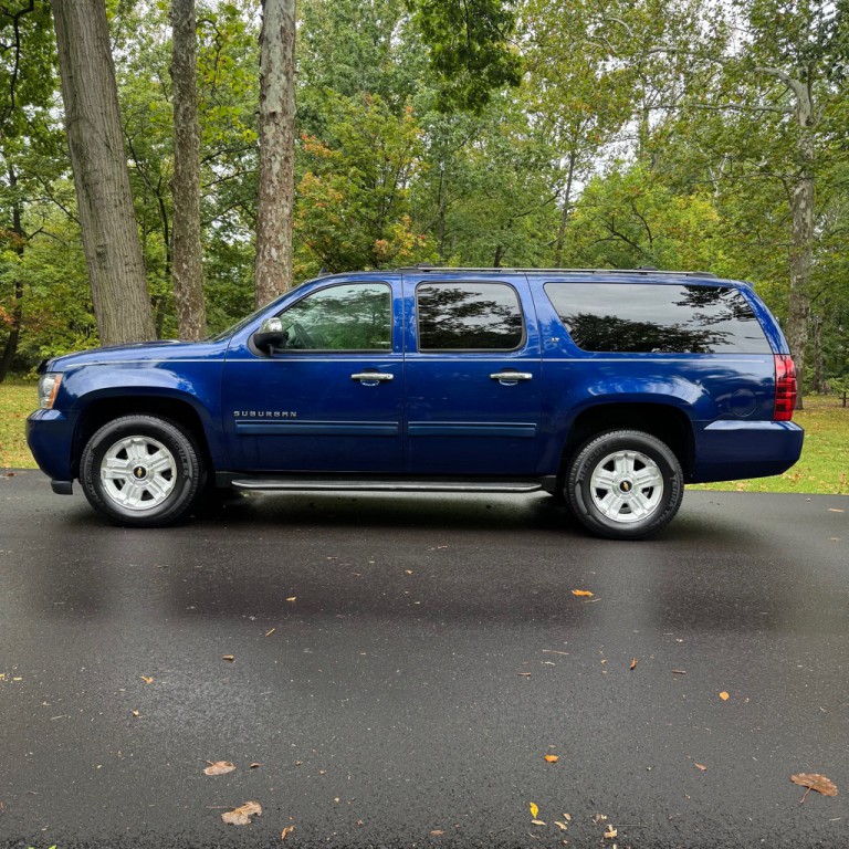 2012 Chevrolet Suburban Image 2