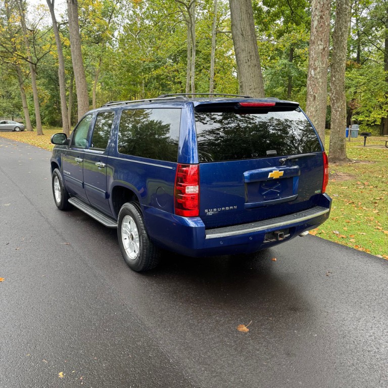 2012 Chevrolet Suburban Image 3