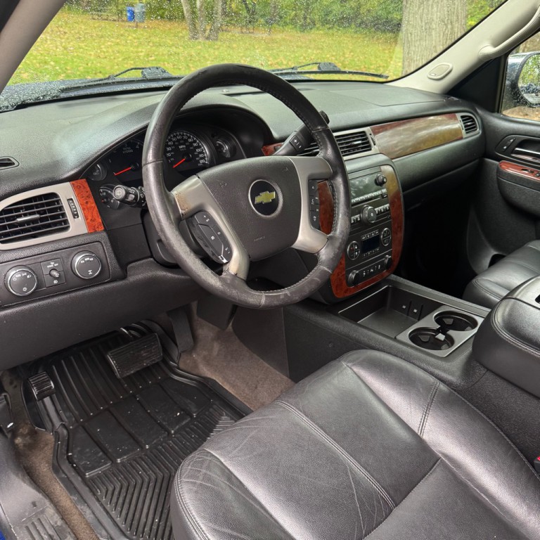 2012 Chevrolet Suburban Image 8