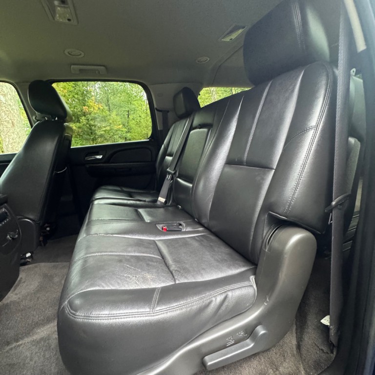 2012 Chevrolet Suburban Image 12