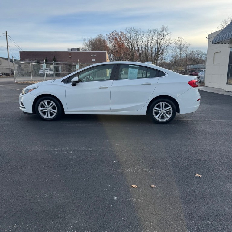 2016 Chevrolet Cruze Image 2