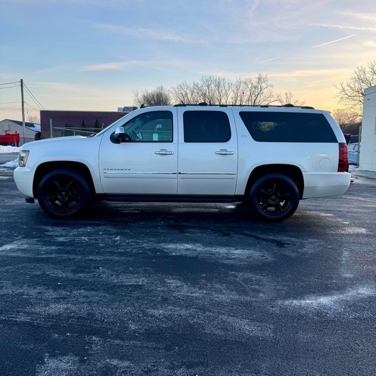 2011 Chevrolet Suburban Image 2