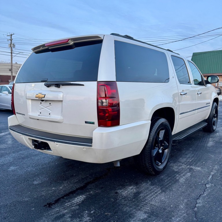 2011 Chevrolet Suburban Image 4