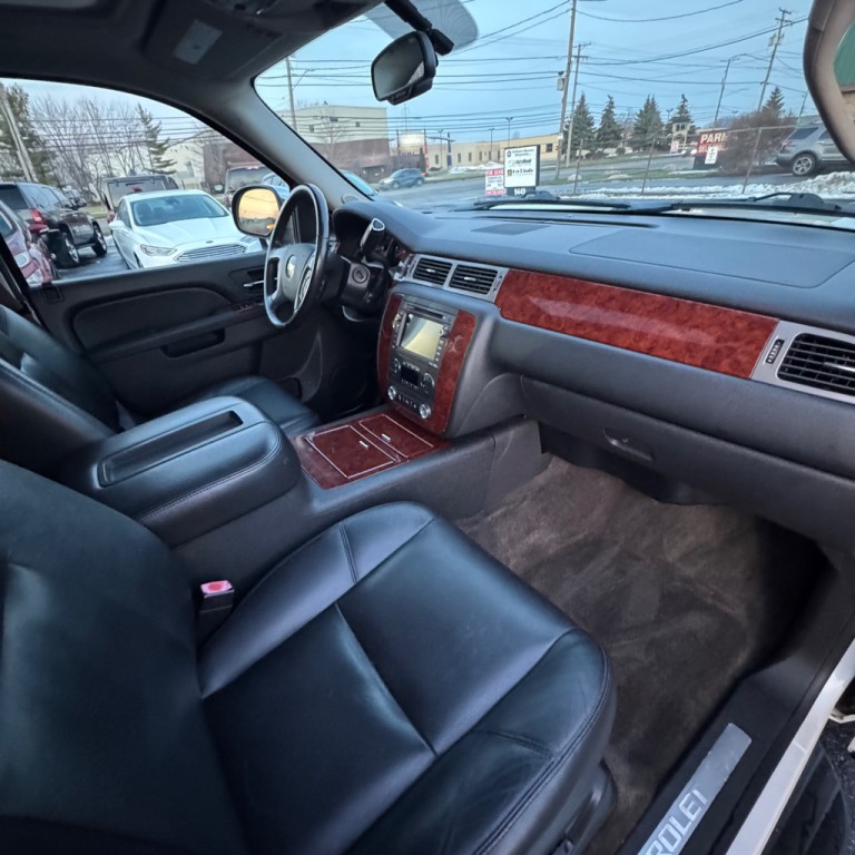 2011 Chevrolet Suburban Image 11