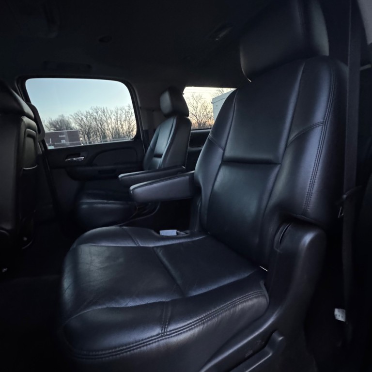 2011 Chevrolet Suburban Image 12