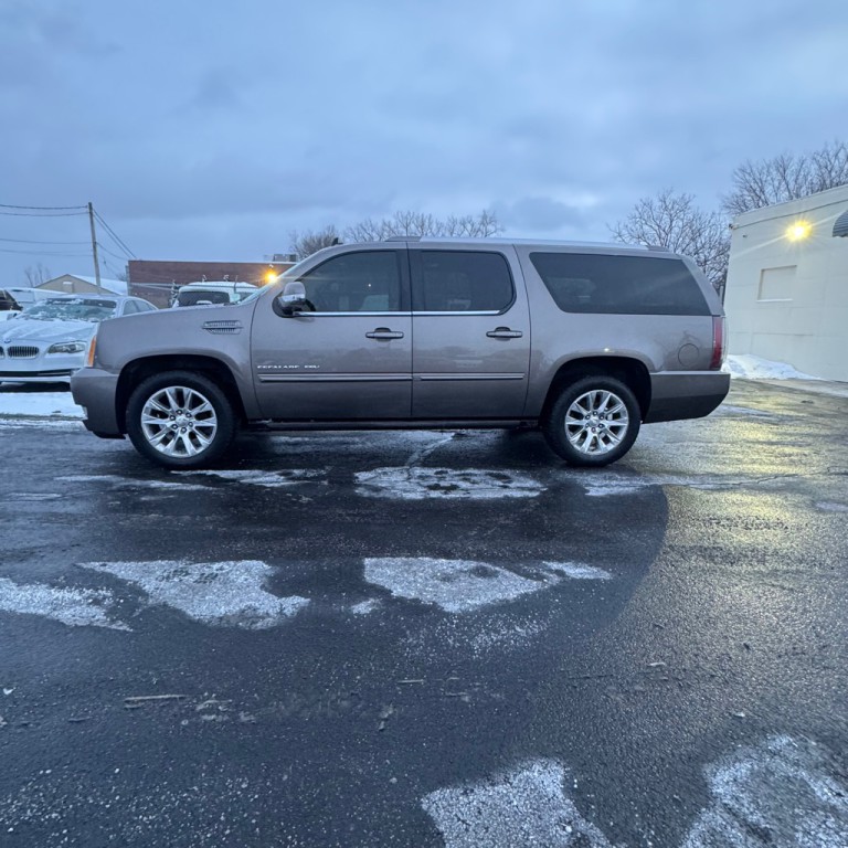 2013 Cadillac Escalade Image 2