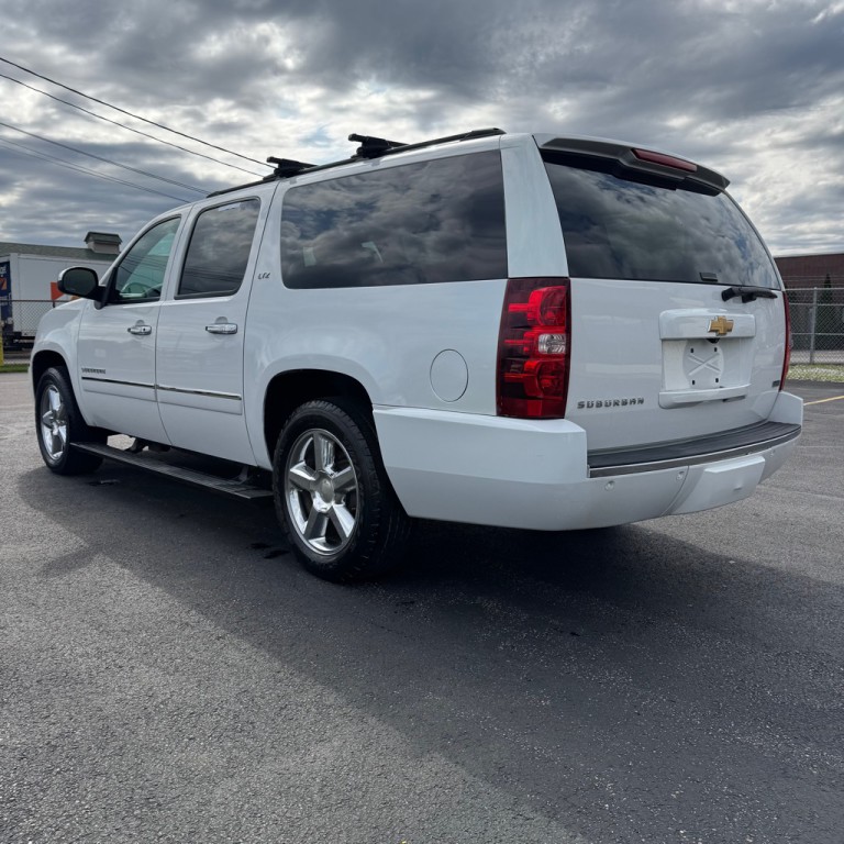 2012 Chevrolet Suburban Image 3