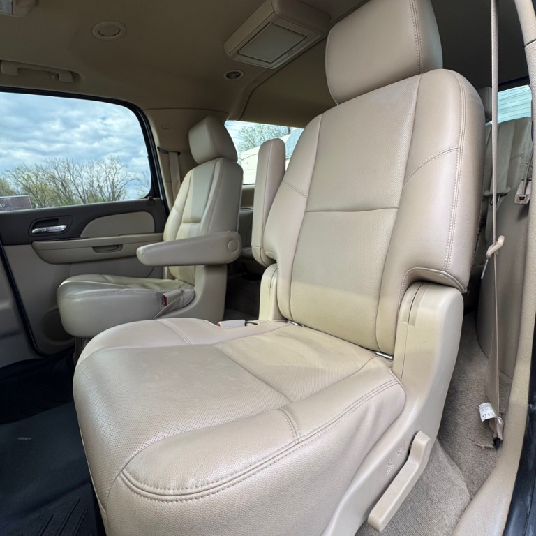 2012 Chevrolet Suburban Image 11