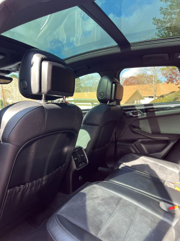 2017 Porsche Macan Image 11