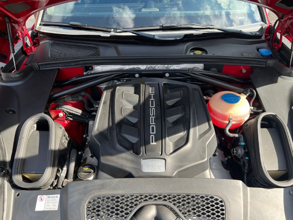 2017 Porsche Macan Image 16