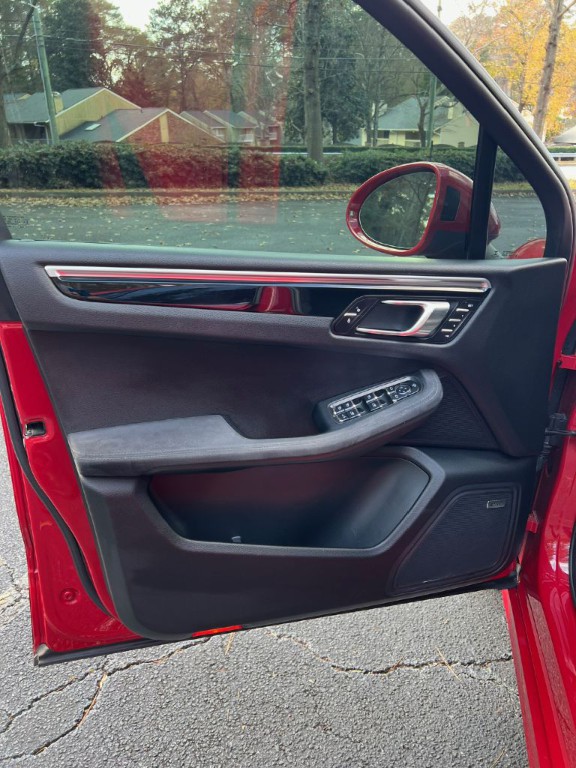 2017 Porsche Macan Image 18