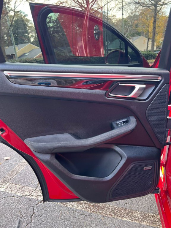 2017 Porsche Macan Image 19