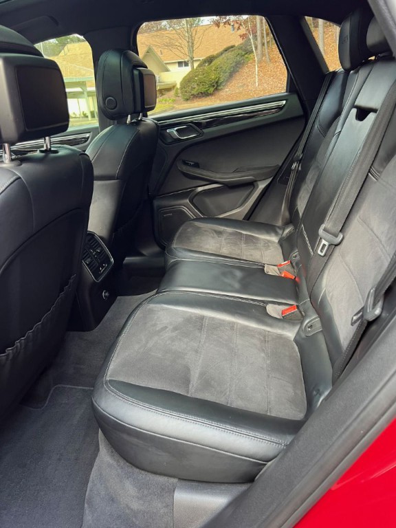 2017 Porsche Macan Image 20