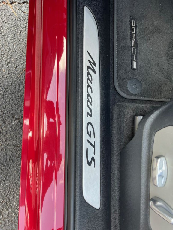 2017 Porsche Macan Image 21