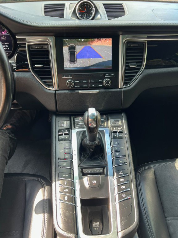 2017 Porsche Macan Image 22