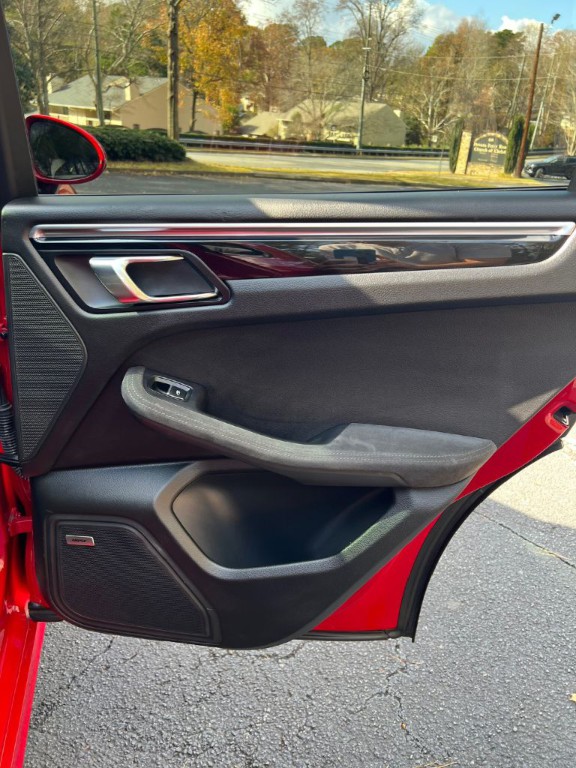 2017 Porsche Macan Image 23