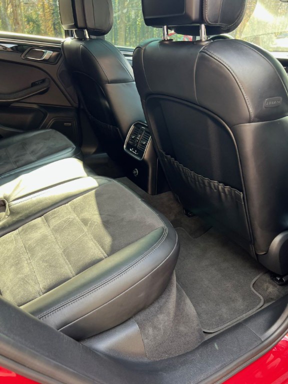 2017 Porsche Macan Image 24