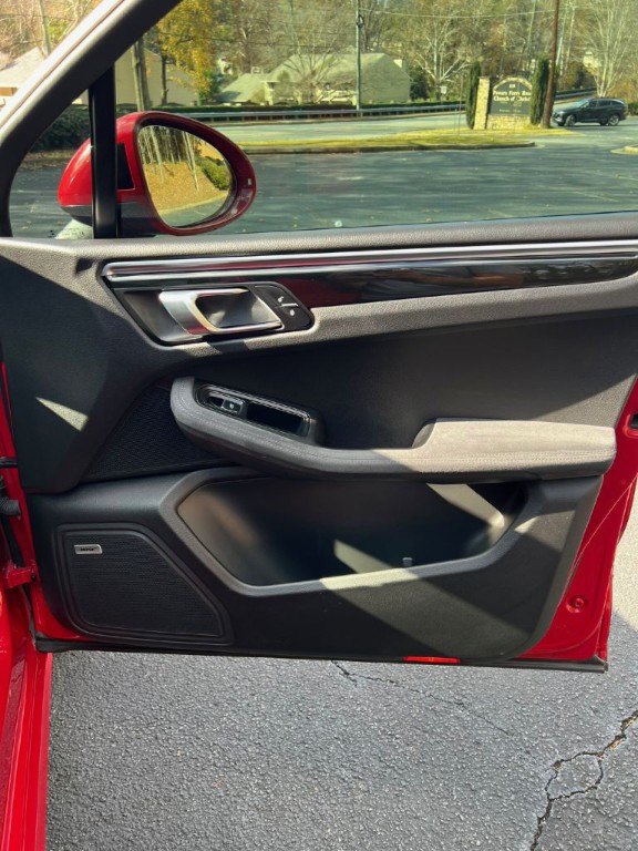 2017 Porsche Macan Image 25