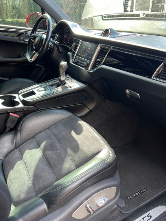 2017 Porsche Macan Image 28