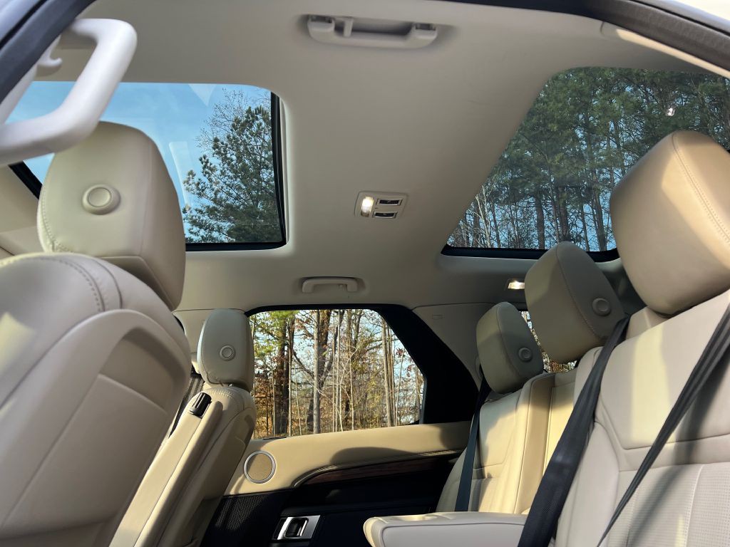 2018 Land Rover Discovery Image 13