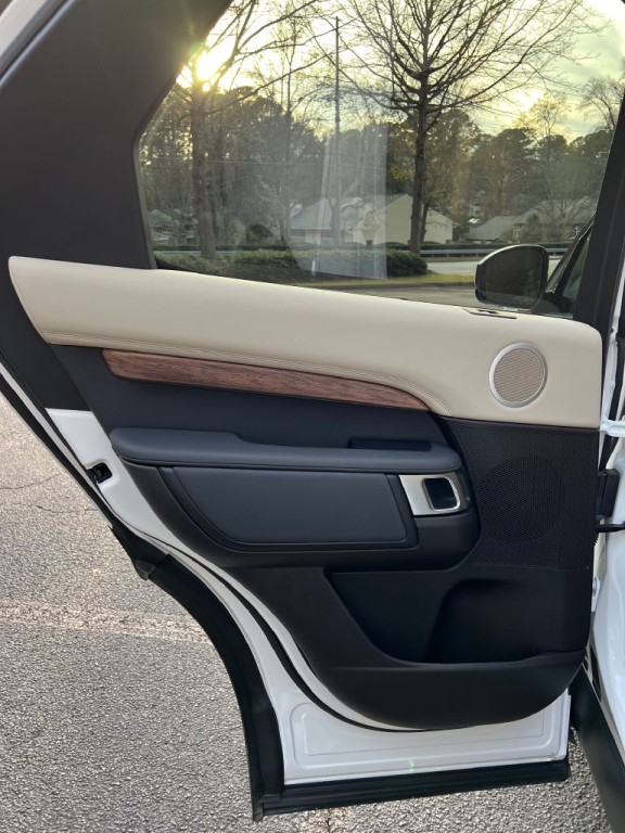 2018 Land Rover Discovery Image 15