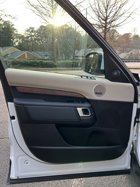 2018 Land Rover Discovery Image 16