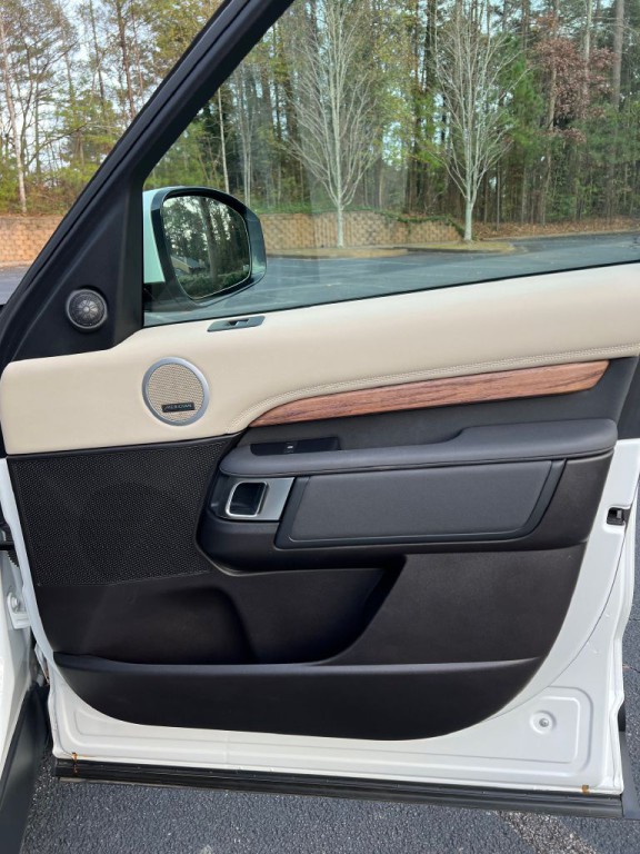 2018 Land Rover Discovery Image 23