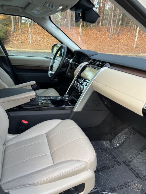 2018 Land Rover Discovery Image 24