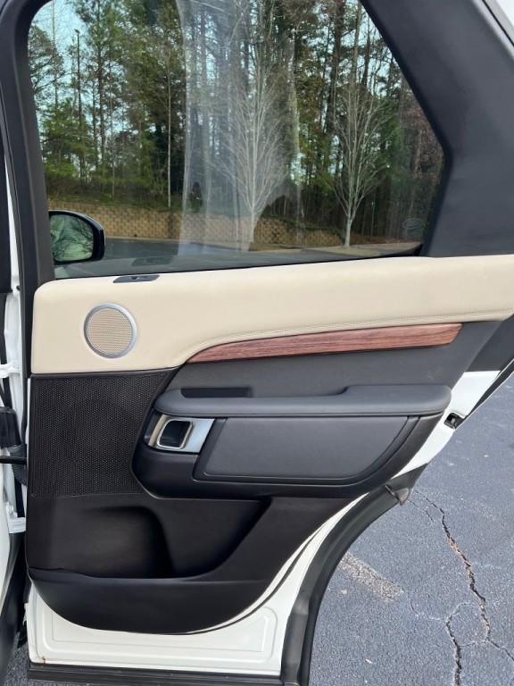 2018 Land Rover Discovery Image 25