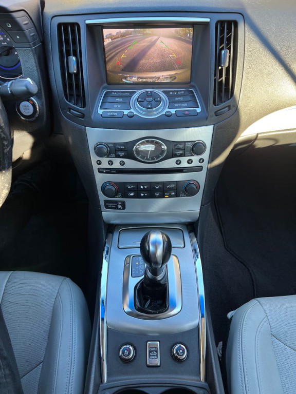 2011 INFINITI G37 Image 14