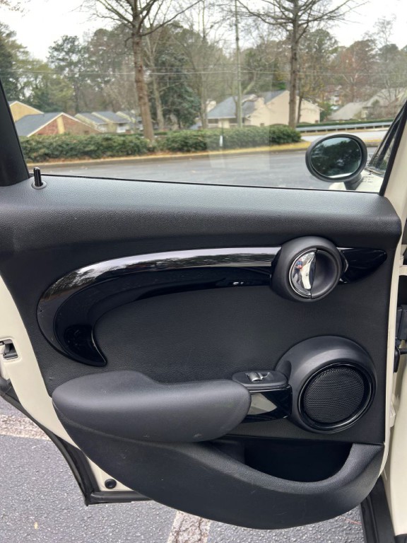 2016 MINI Cooper Image 16