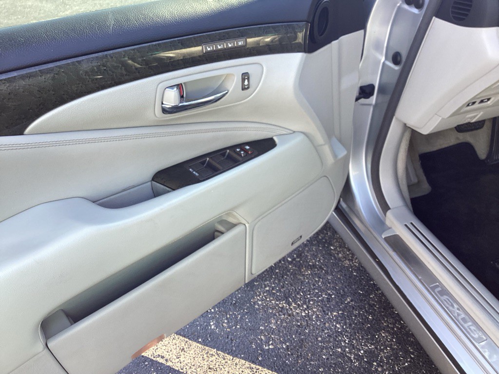 2010 Lexus LS Image 6