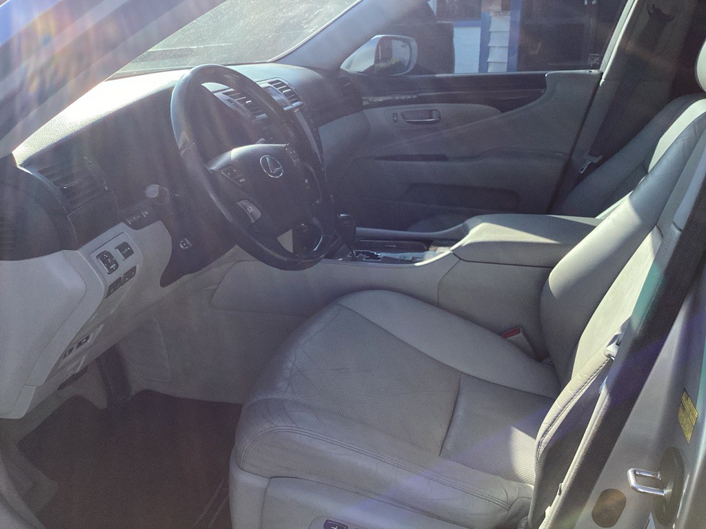2010 Lexus LS Image 7