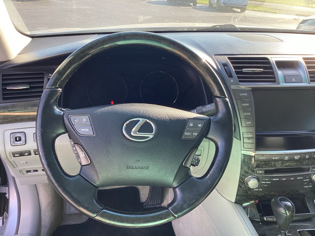 2010 Lexus LS Image 8