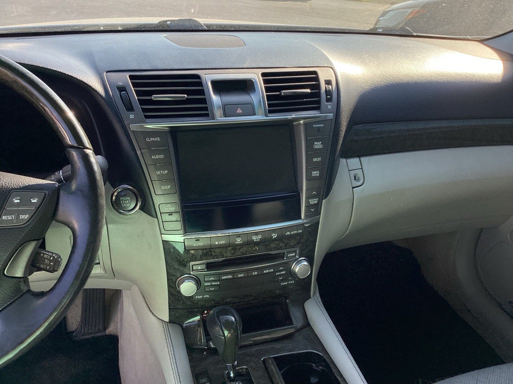 2010 Lexus LS Image 9