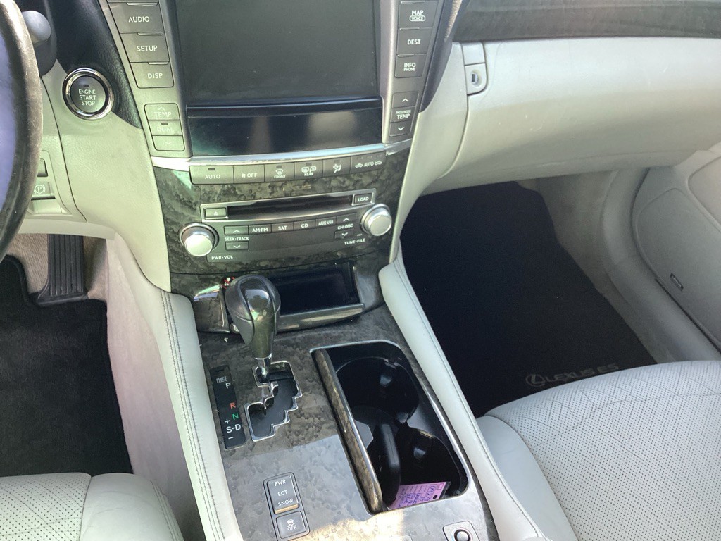 2010 Lexus LS Image 10