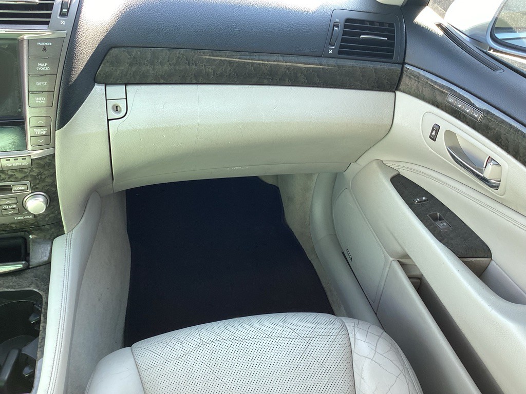 2010 Lexus LS Image 11