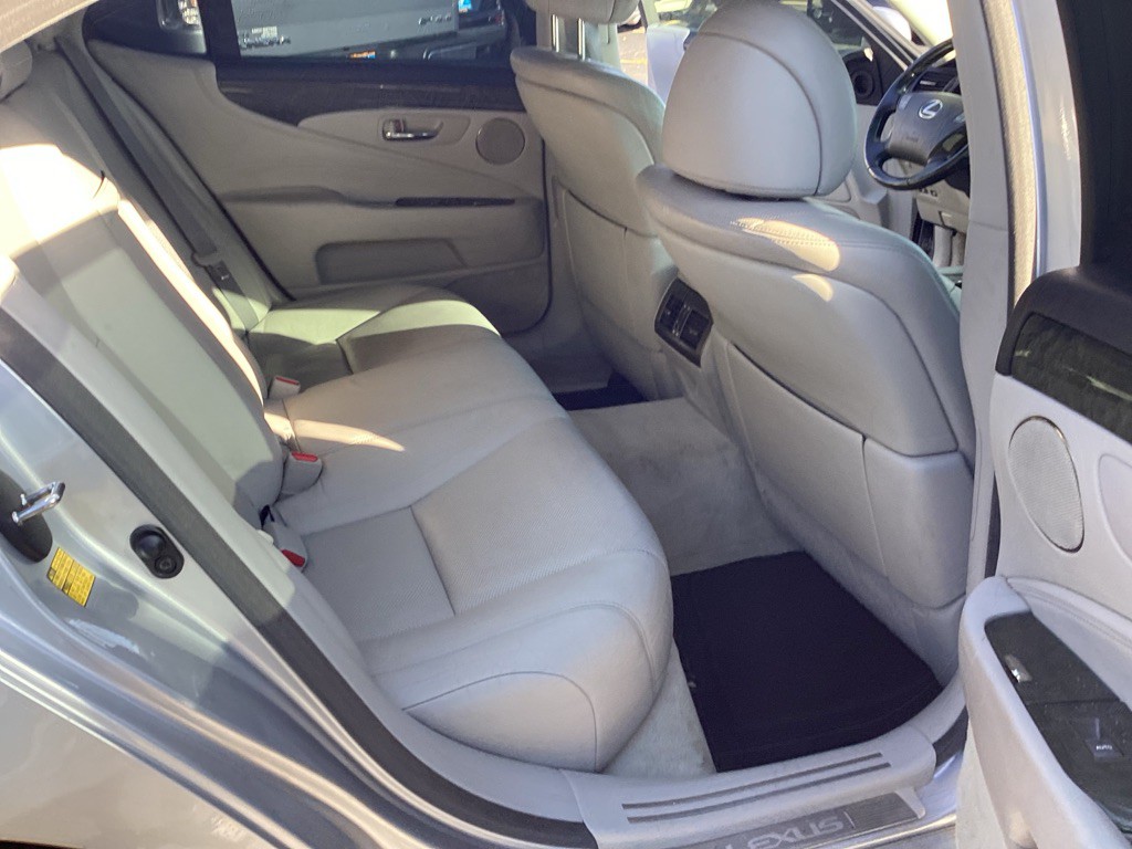 2010 Lexus LS Image 16