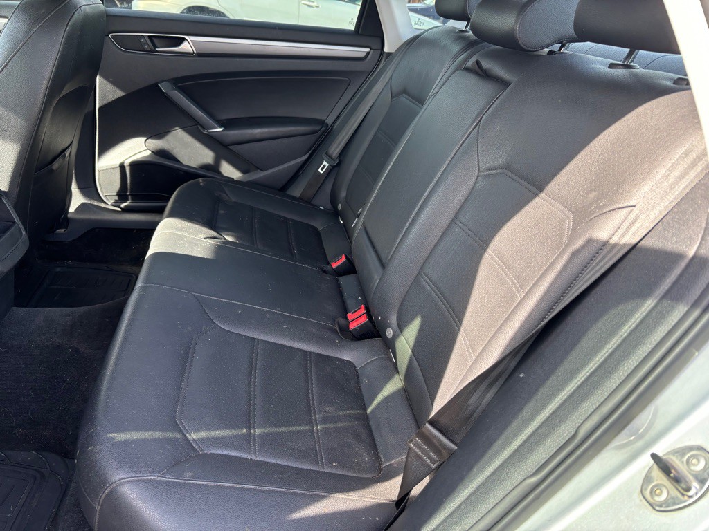 2016 Volkswagen Passat Image 9