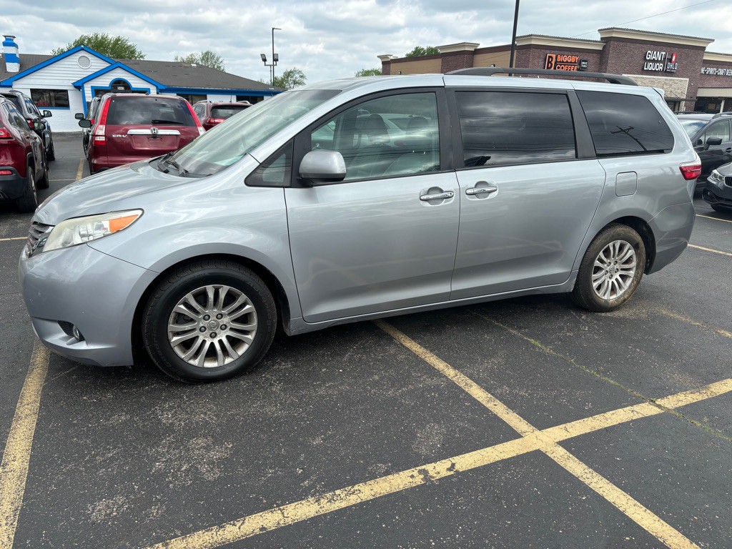 2016 Toyota Sienna Image 1