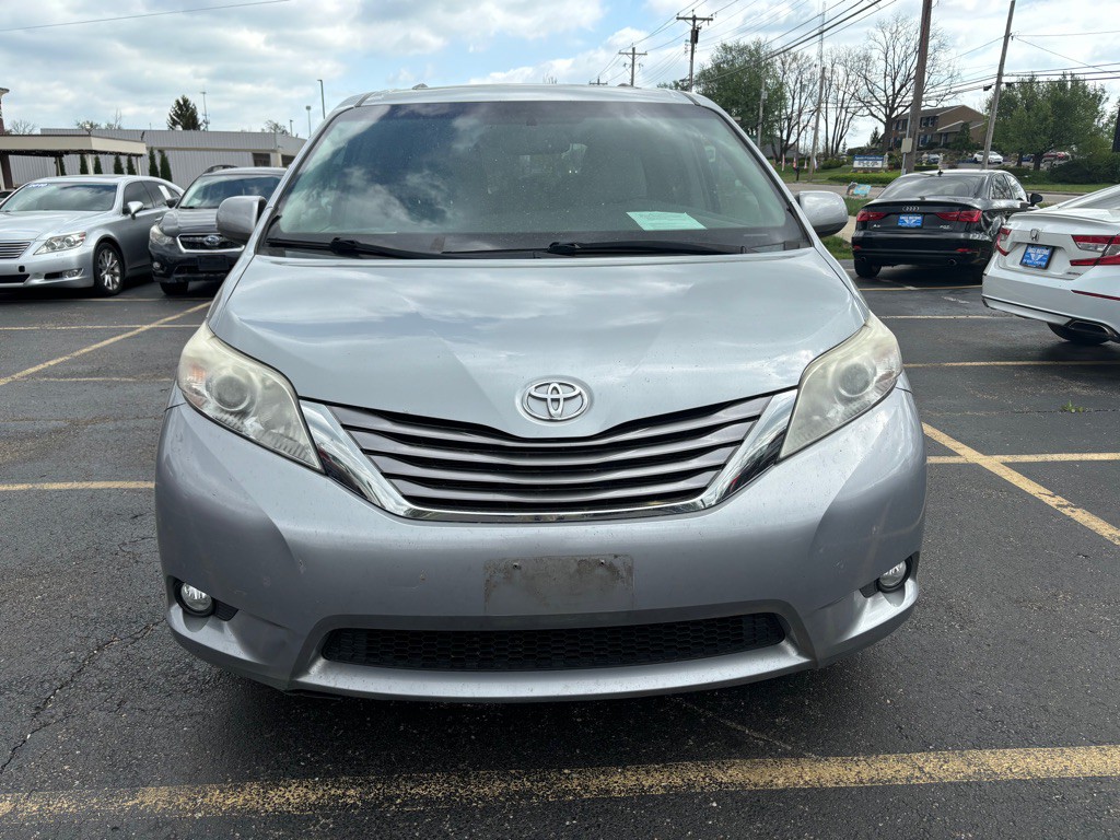 2016 Toyota Sienna Image 2
