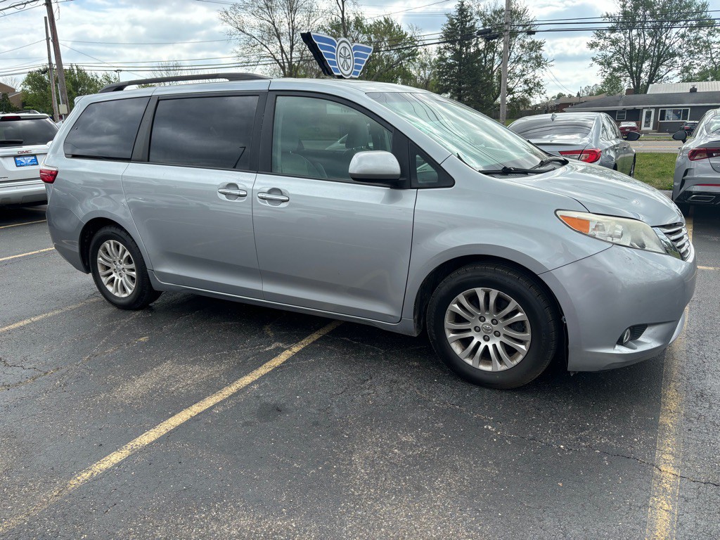 2016 Toyota Sienna Image 3