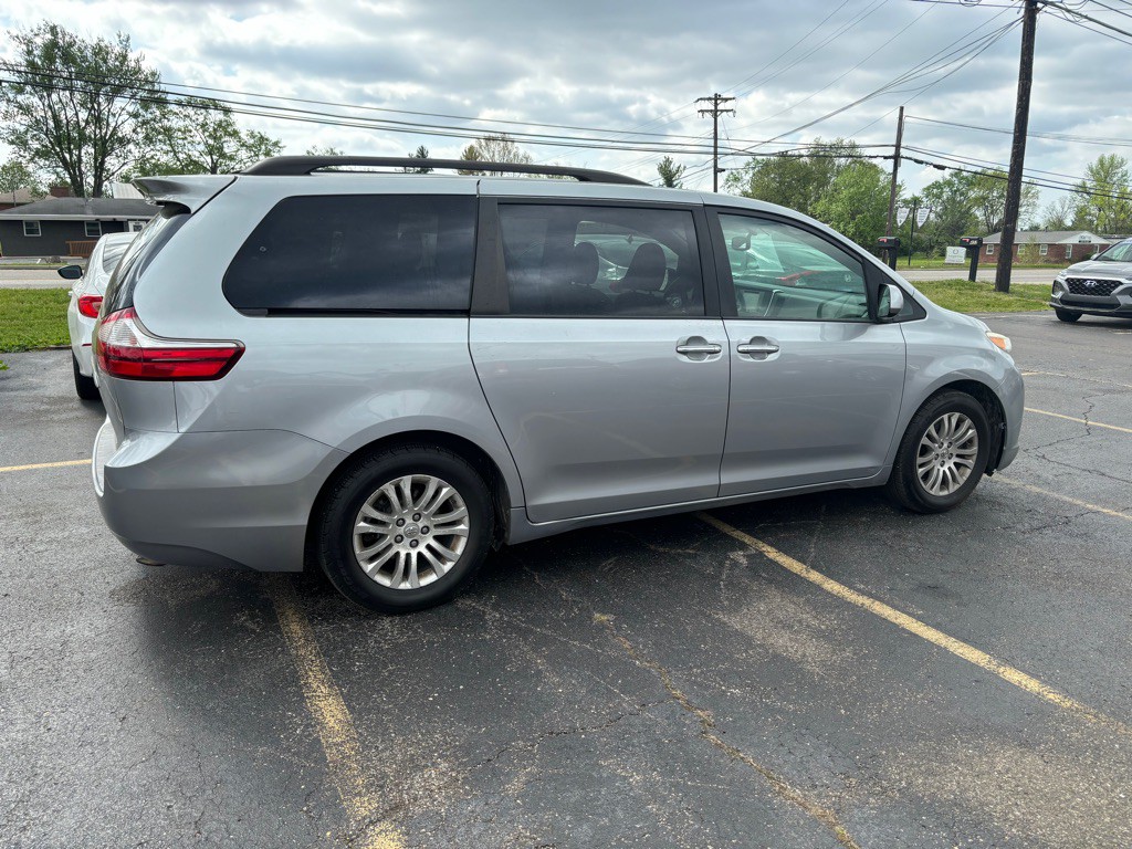 2016 Toyota Sienna Image 4
