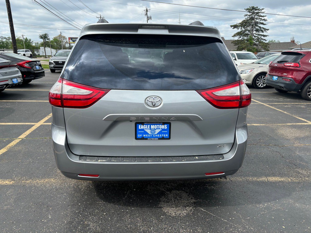 2016 Toyota Sienna Image 5
