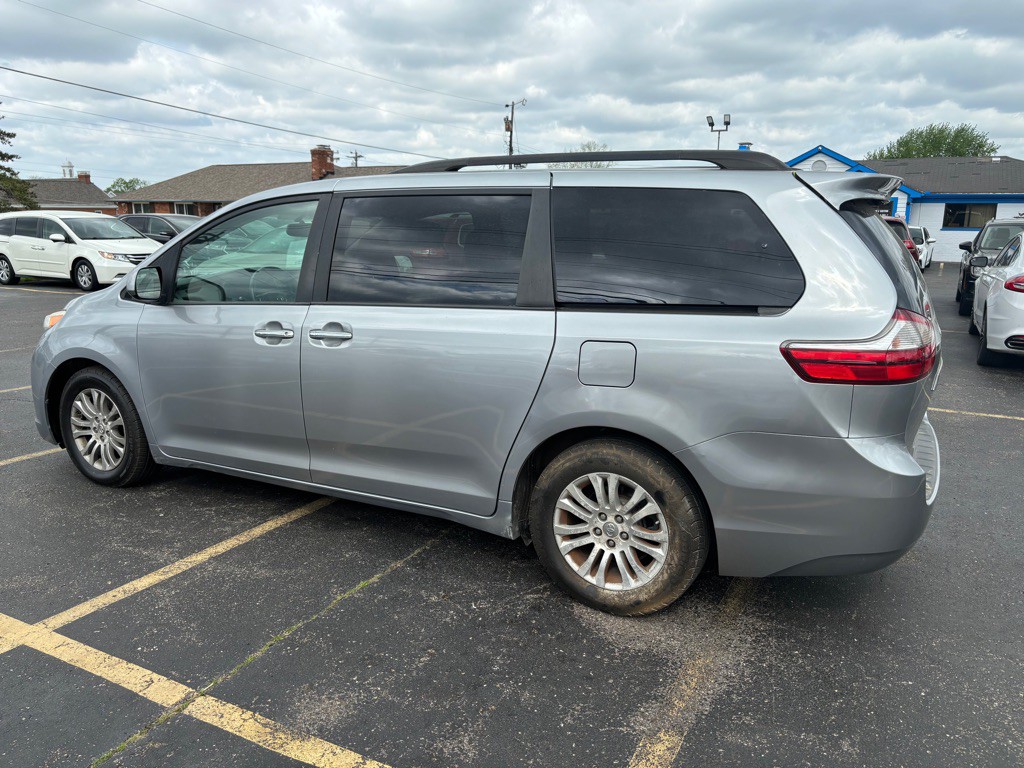 2016 Toyota Sienna Image 6