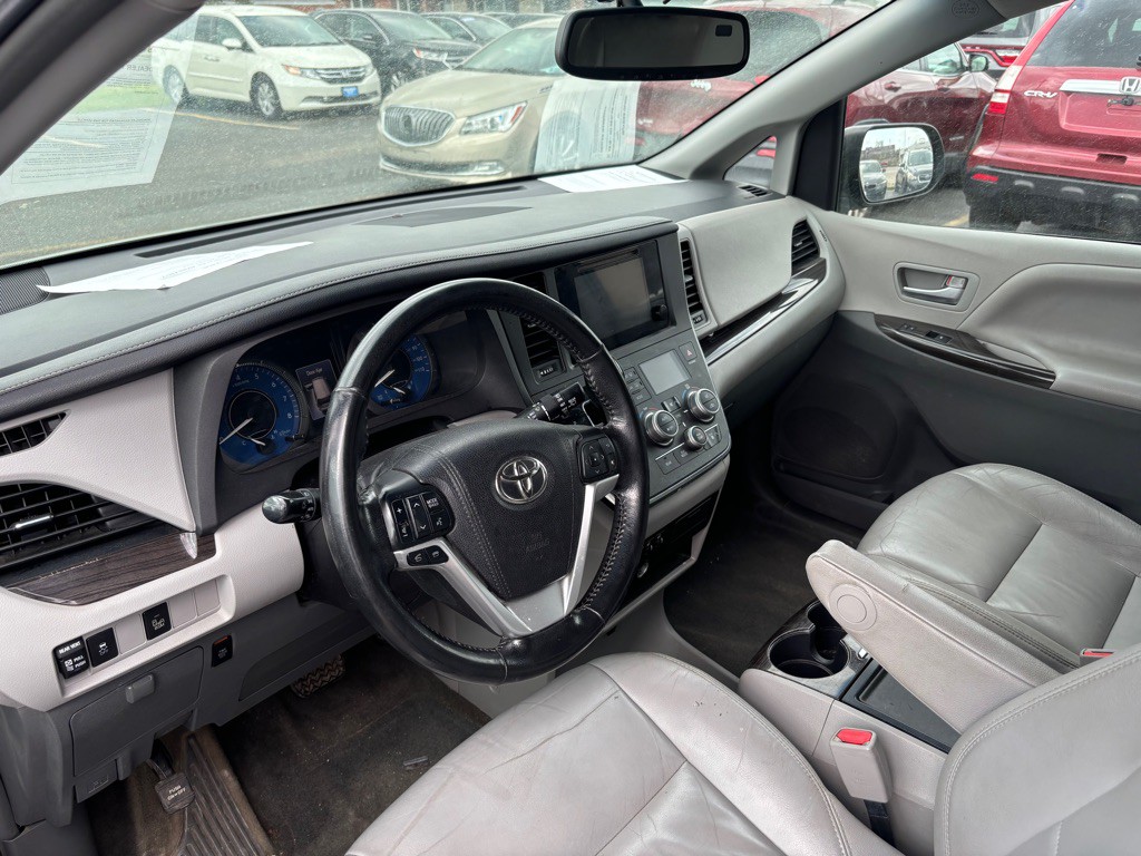 2016 Toyota Sienna Image 7