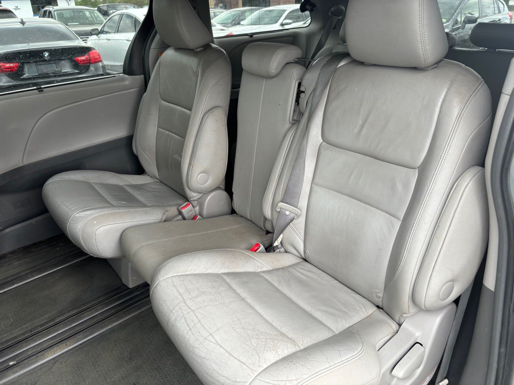 2016 Toyota Sienna Image 8