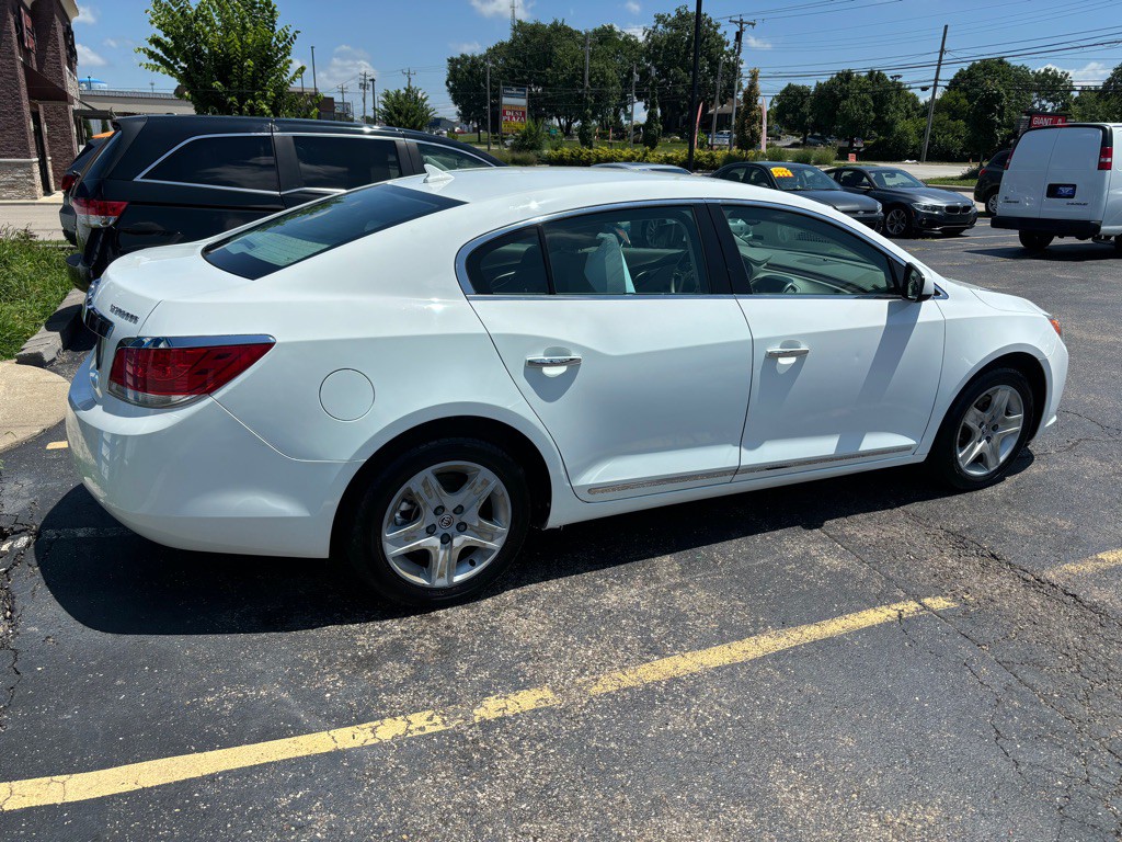 2010 Buick Lacrosse Image 4