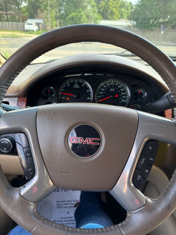 2011 GMC Yukon Image 2