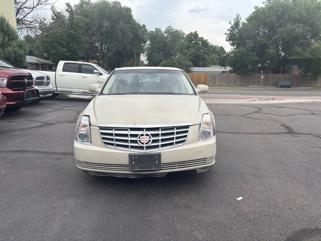 2011 Cadillac DTS Image 2
